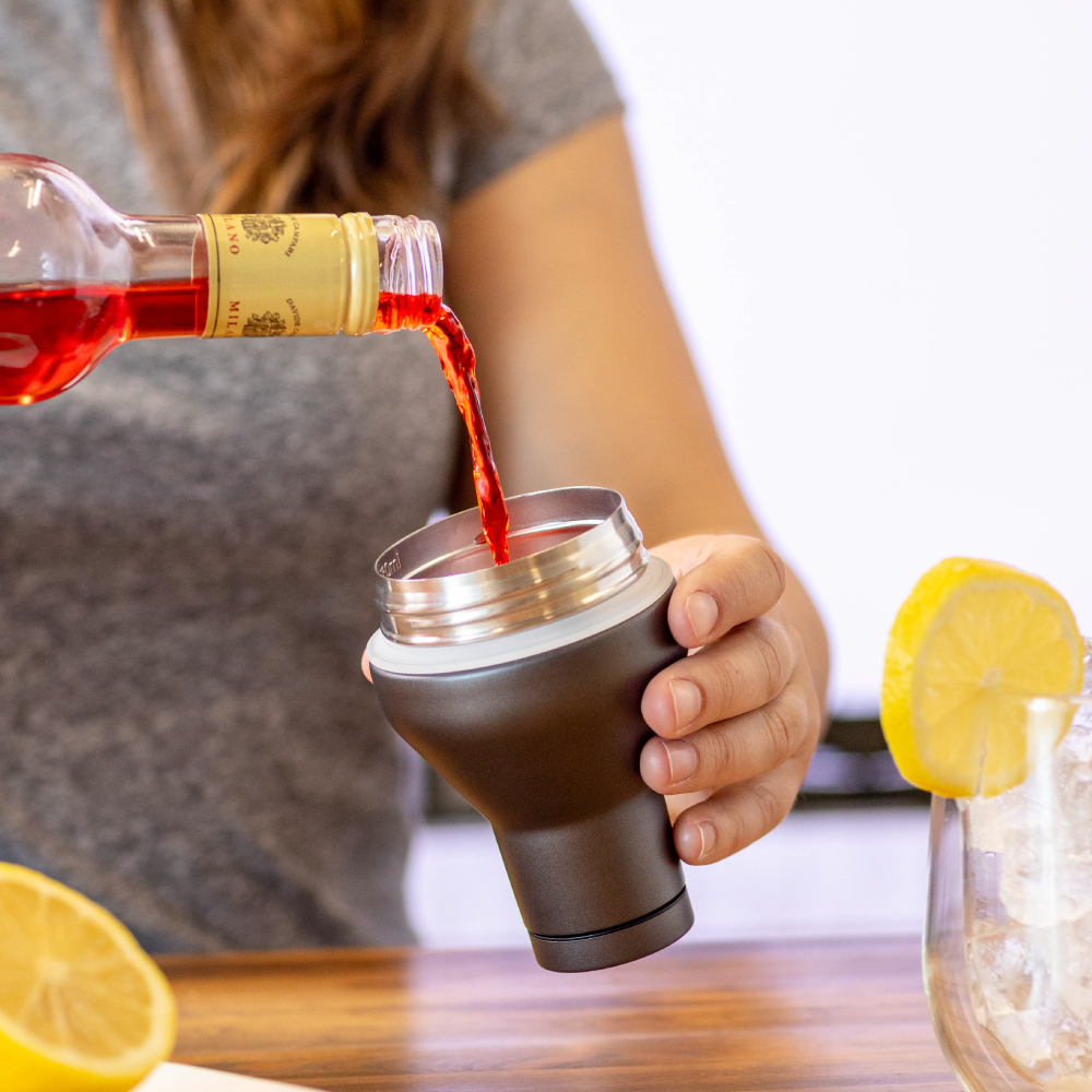 cocktail-shaker-lid-m6 Cocktail_Shaker_lifestyle_2_b714e13d-dd84-4844-956f-11cddc294041.png